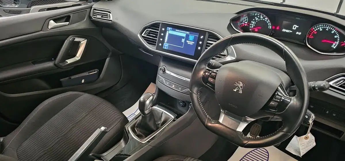 2016-peugeot-308-12-puretech-active-110bhp-big-13