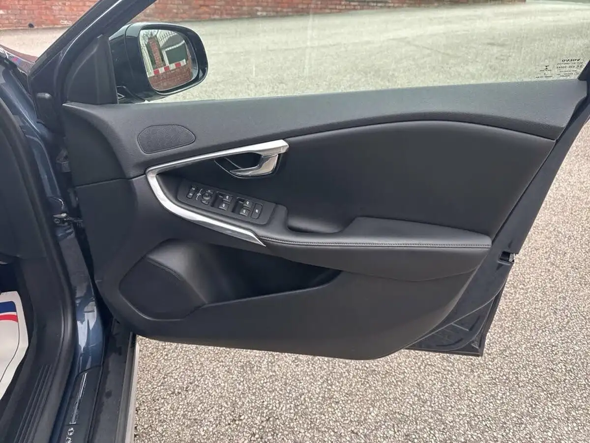 2018-volvo-v40-20td-d2-cross-country-pro-big-37