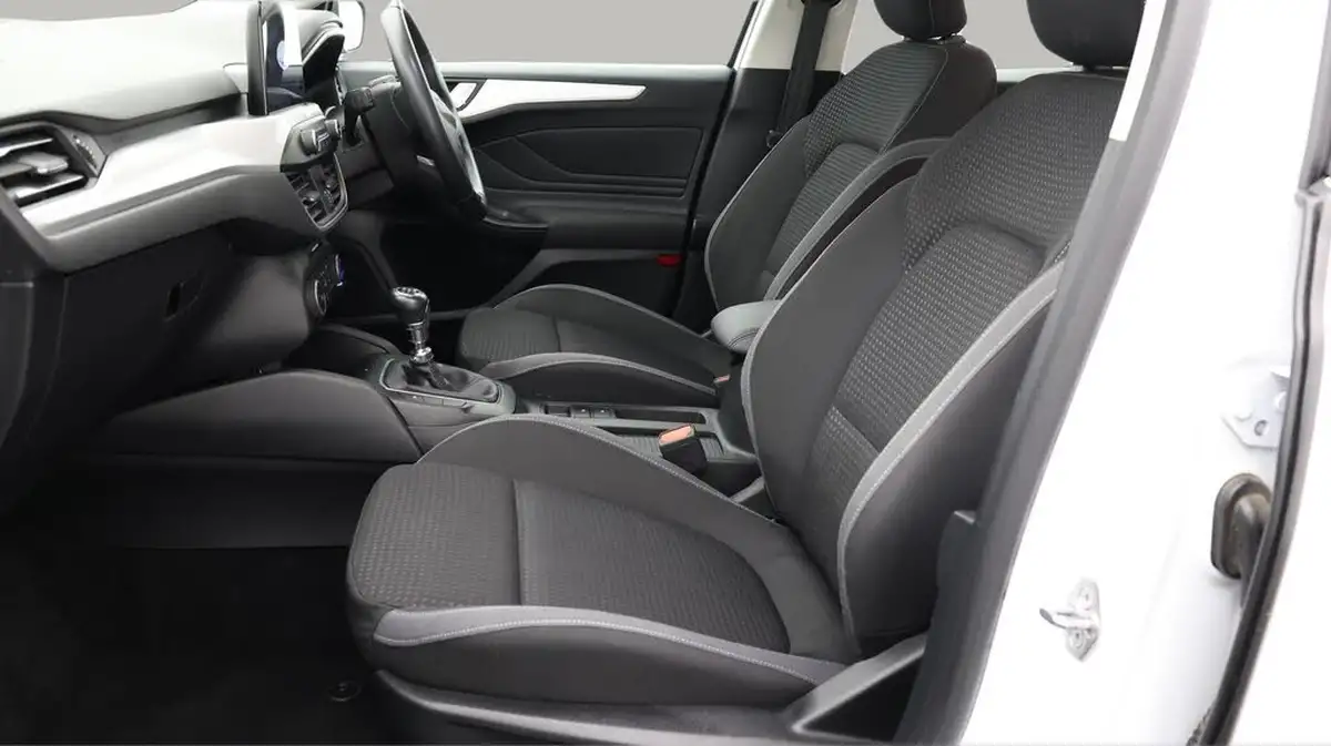 2019-ford-focus-15-zetec-120ps-hatchback-big-13