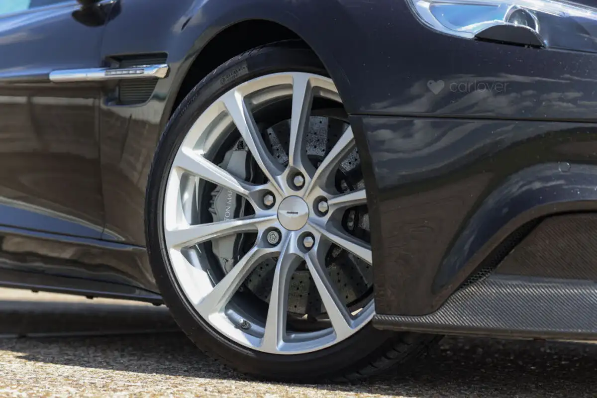 2013-aston-martin-vanquish-59-big-33