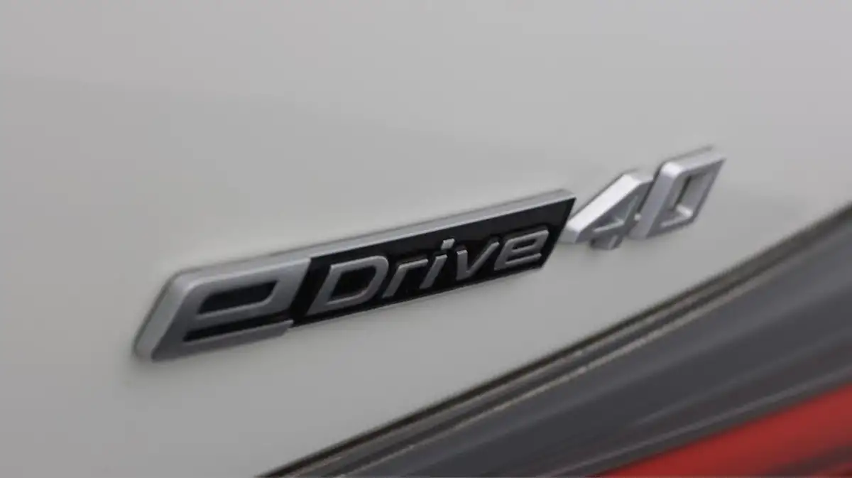 2022-bmw-i4-e-edrive40-m-sport-big-21