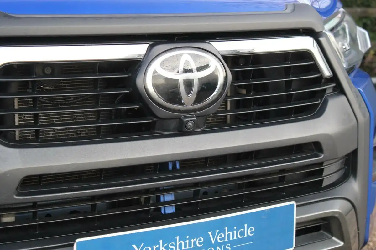 2023-toyota-hi-lux-28d-4d-invincible-x-2754cc-auto-big-34