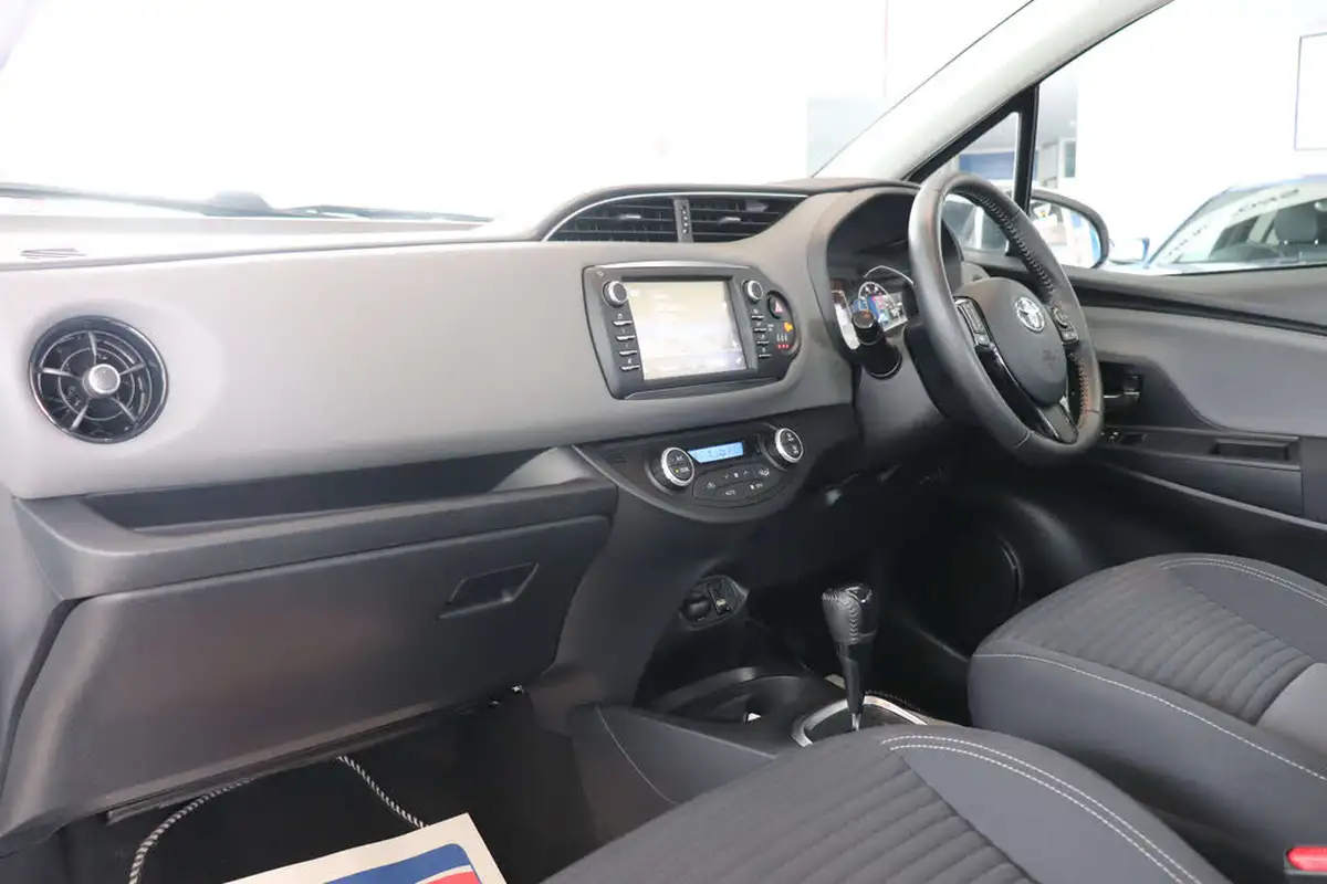 2020-toyota-yaris-15-vvt-i-icon-98bhp-hybrid-1497cc-e-cvt-big-34