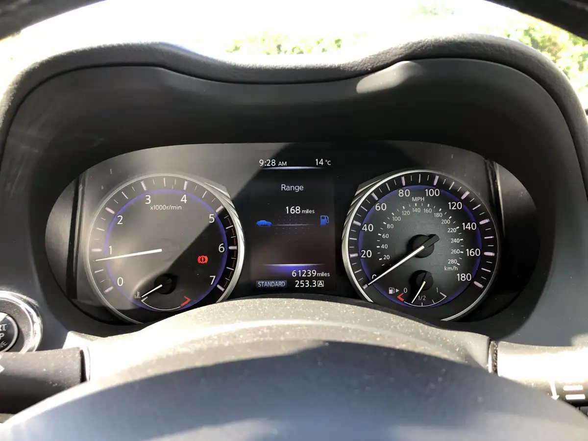 2015-infiniti-q50-22td-executive-big-9