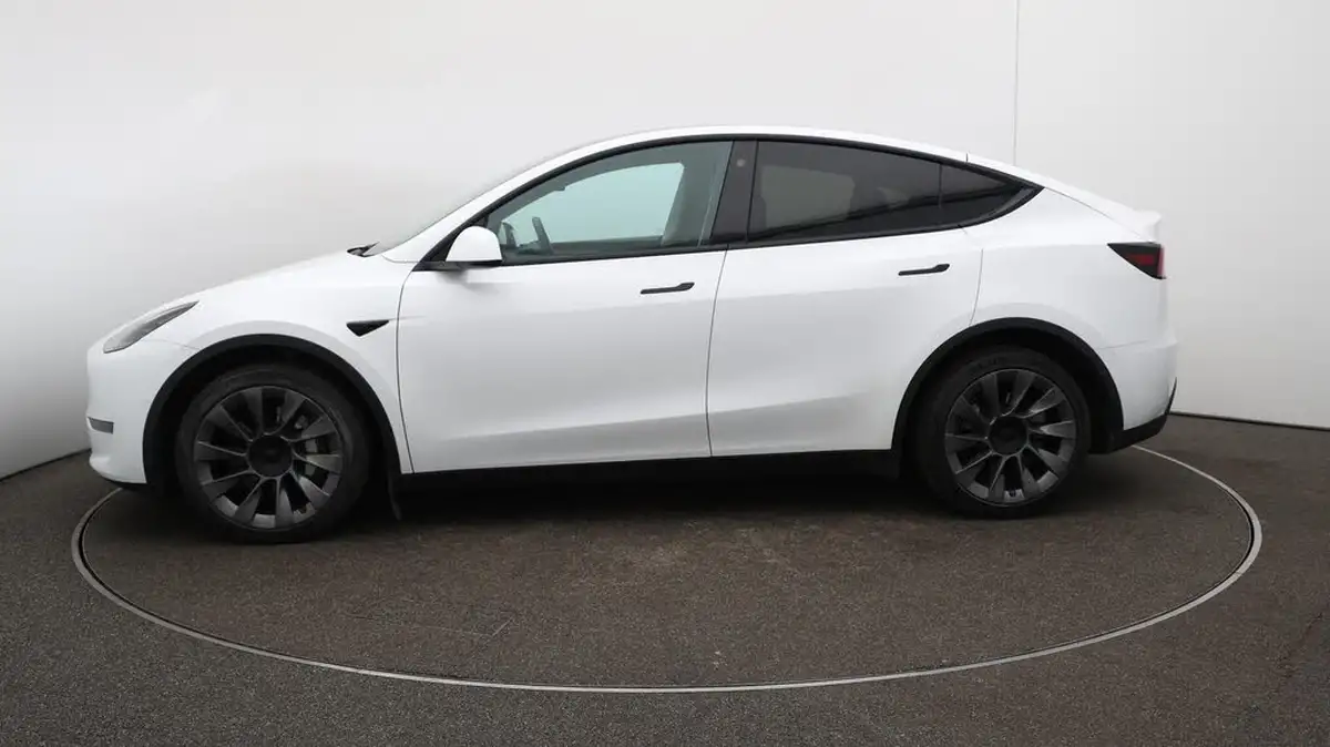 2022-tesla-model-y-e-long-range-big-64
