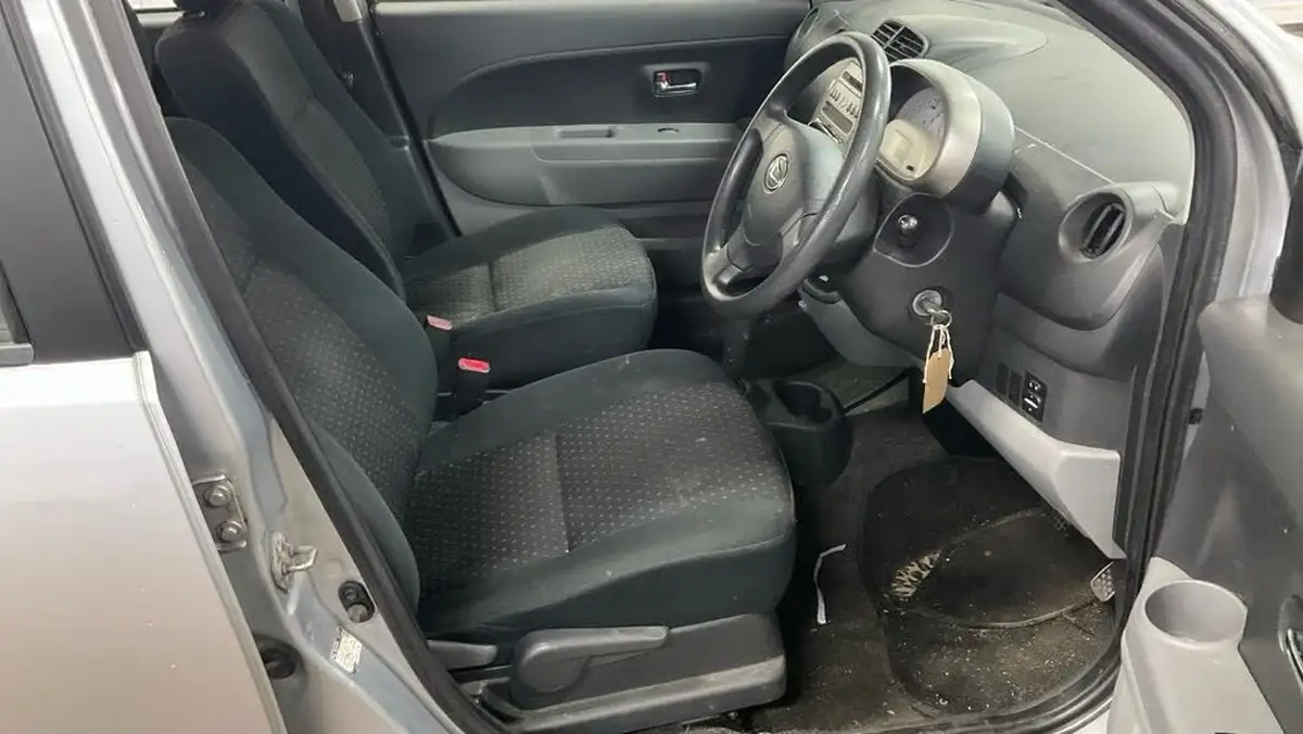 2008-daihatsu-sirion-13-se-auto-big-6