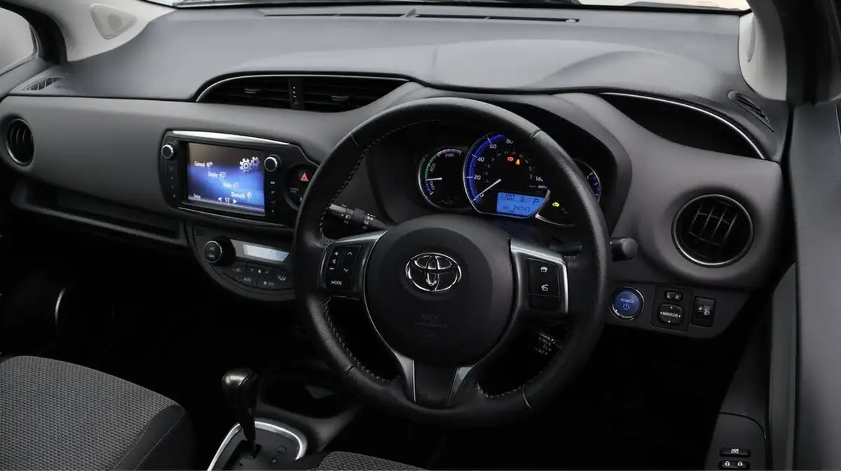 2017-toyota-yaris-15-vvt-i-icon-hybrid-big-9