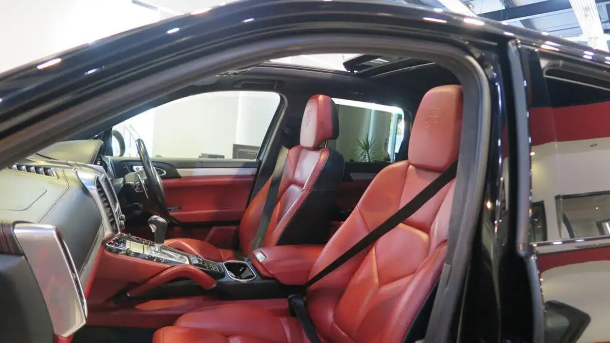 2014-porsche-cayenne-48-gts-big-30