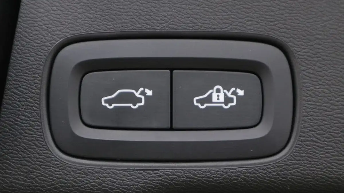 2024-volvo-xc60-20-t8-ultimate-dark-big-16