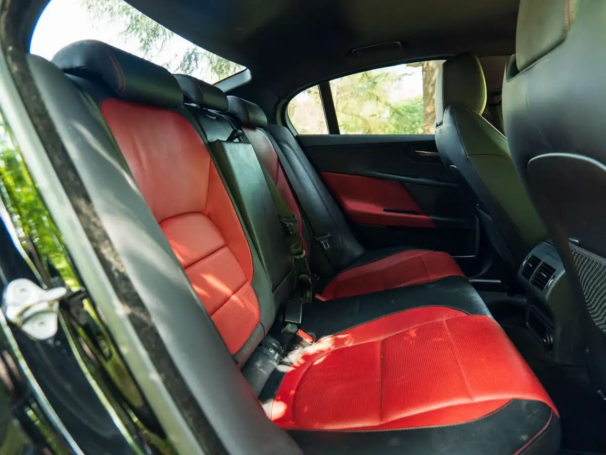 2016-jaguar-xe-20i-r-sport-240ps-big-13