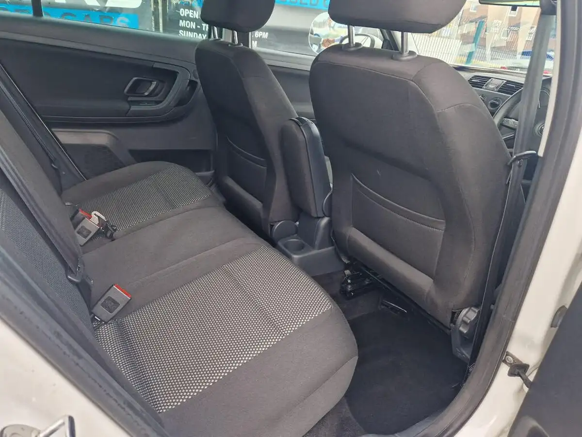 2013-skoda-fabia-16td-scout-big-42