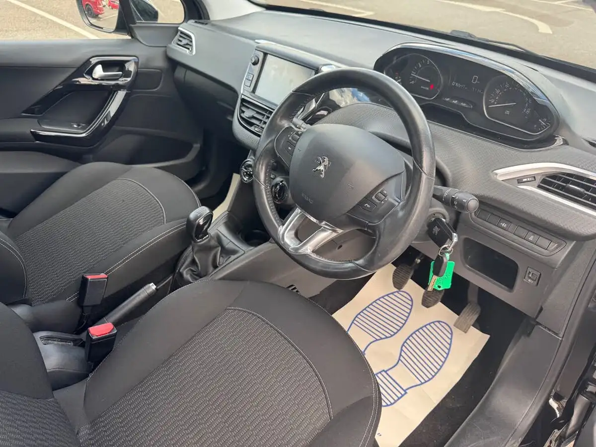 2017-peugeot-208-12-puretech-active-82bhp-5d-big-12
