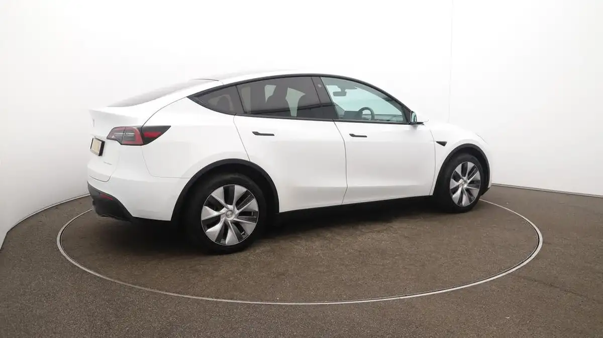 2022-tesla-model-y-e-long-range-big-54