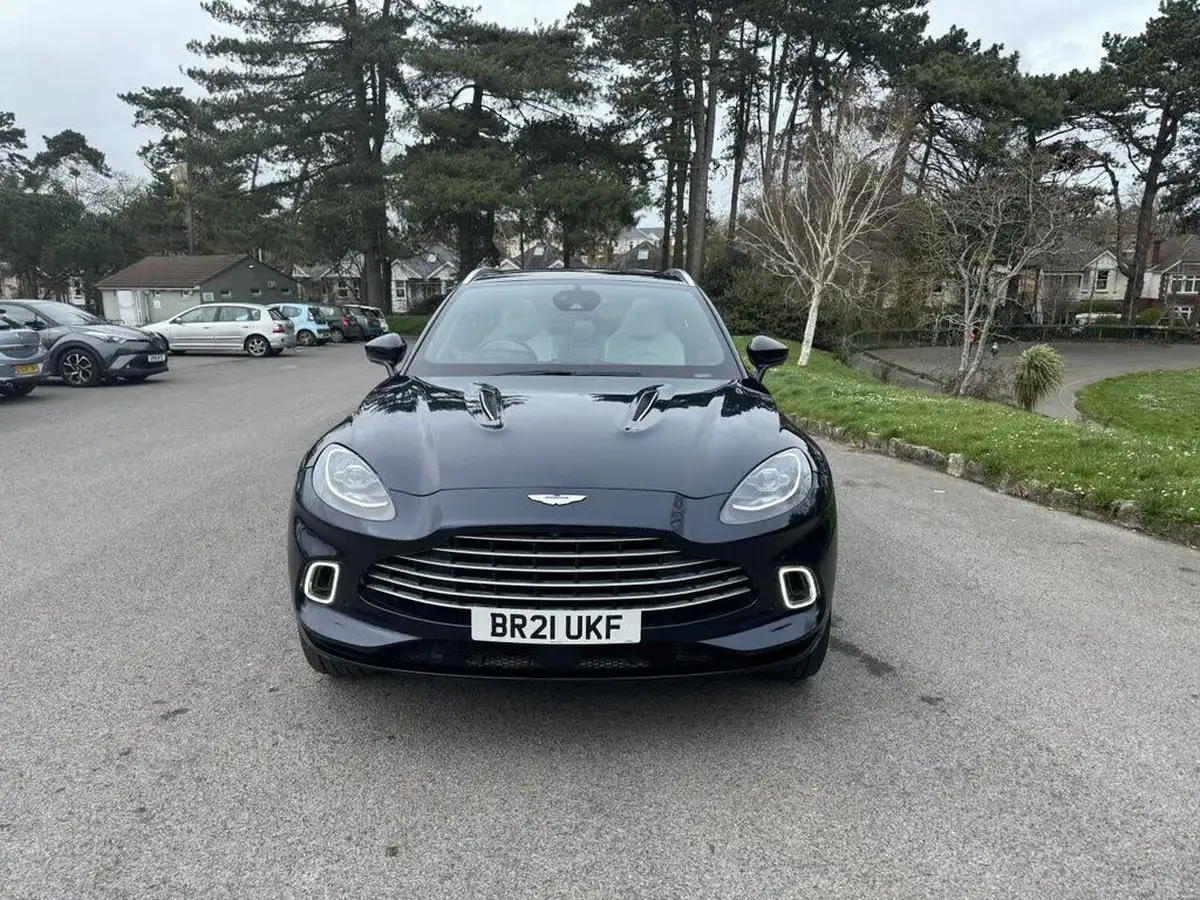 2021-aston-martin-dbx-40-v8-big-1