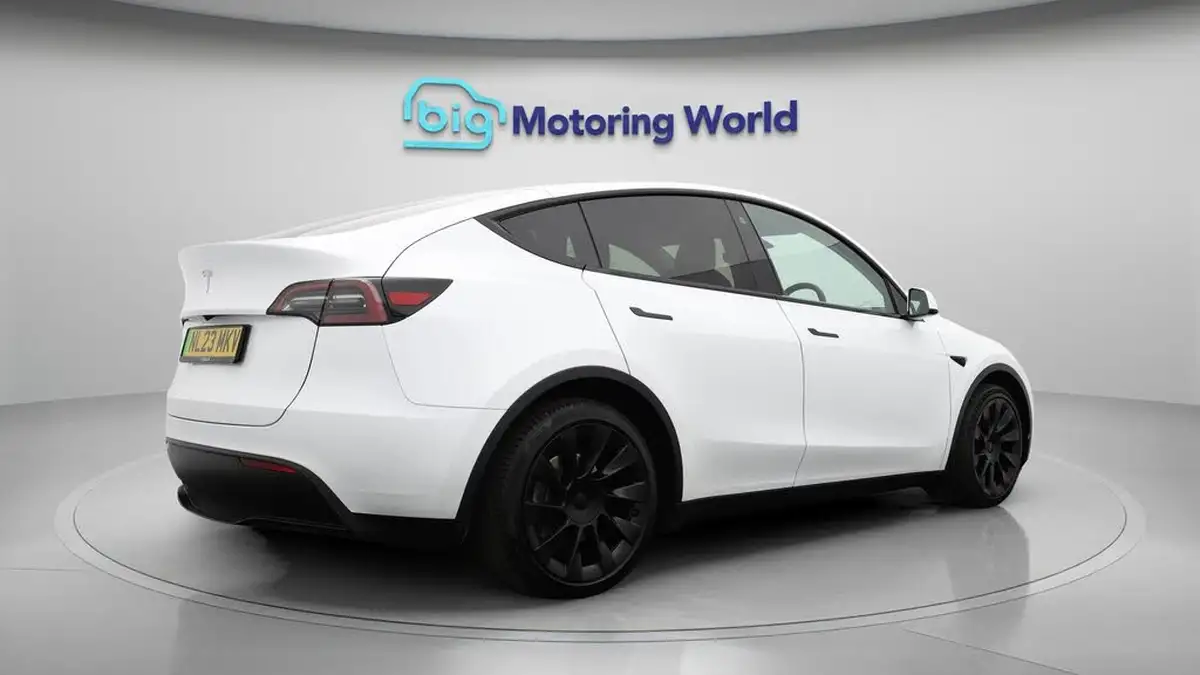 2023-tesla-model-y-e-rwd-big-7