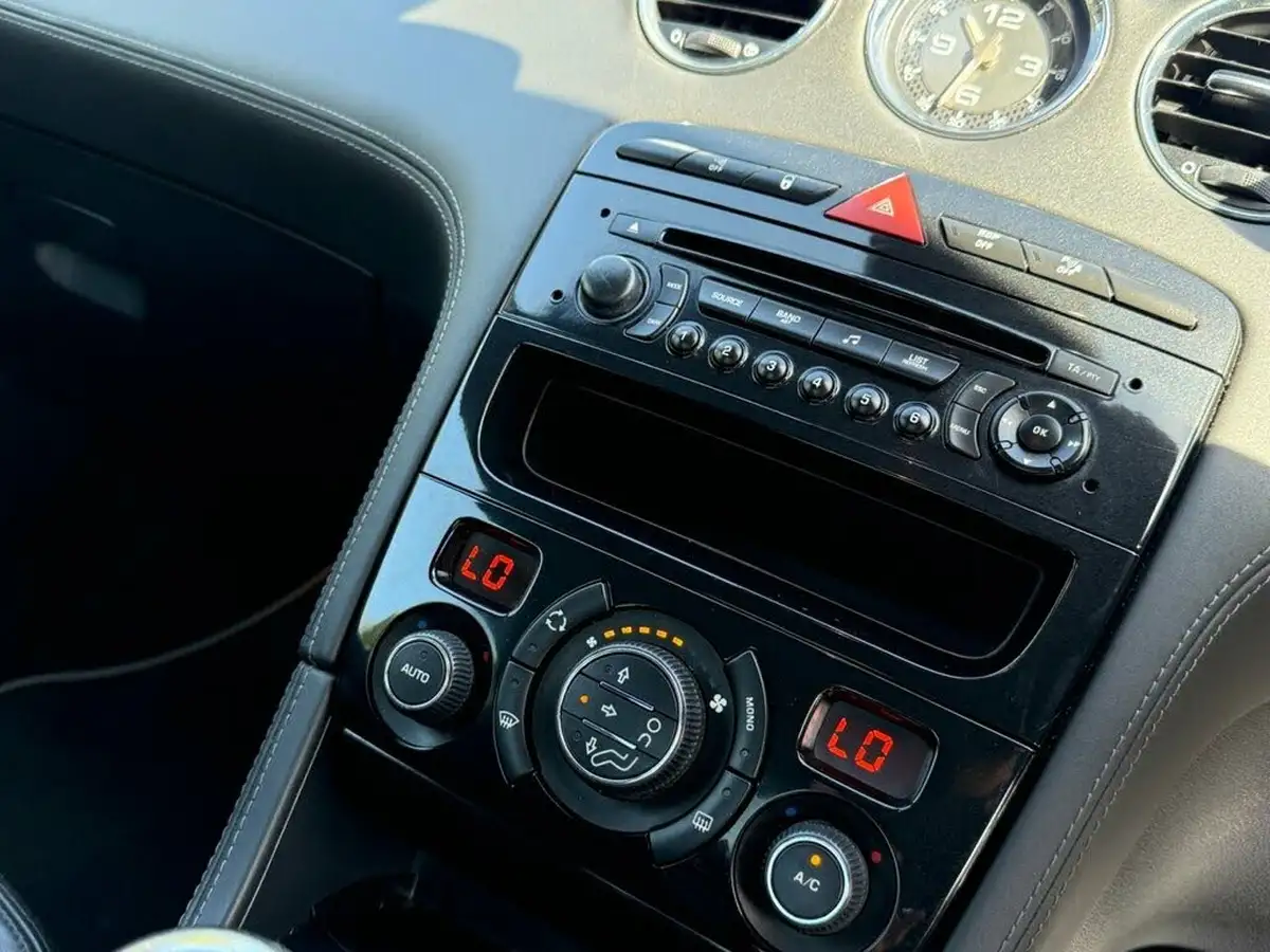 2012-peugeot-rcz-20td-gt-big-19