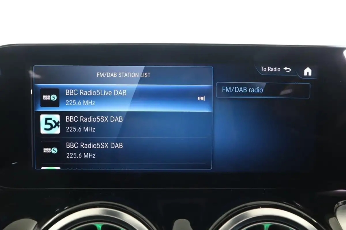 2022-mercedes-benz-glb-class-20d-glb220d-amg-line-premium-plus-big-39