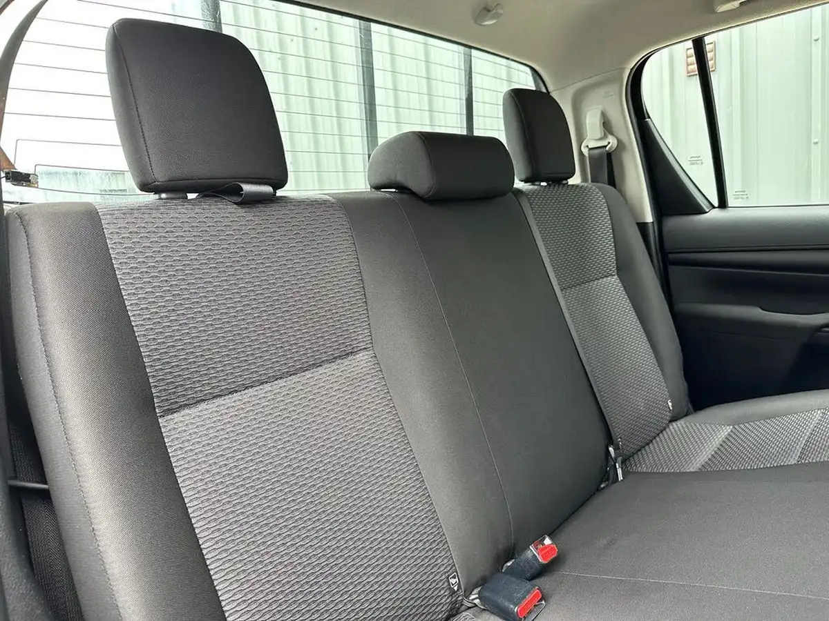 2019-toyota-hi-lux-24d-4d-active-150hpeu6dt-e-32t-double-pick-up-big-21