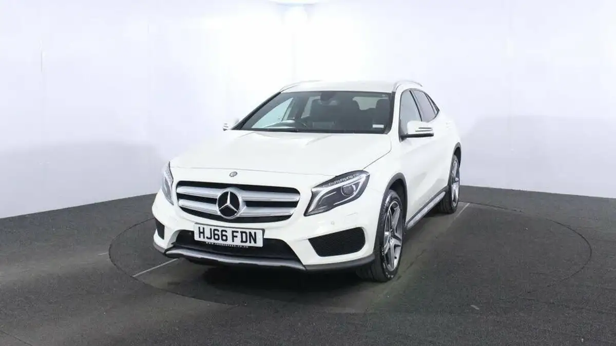 2016-mercedes-benz-gla-class-21d-gla-220d-amg-line-premiumss-7g-dct-big-2