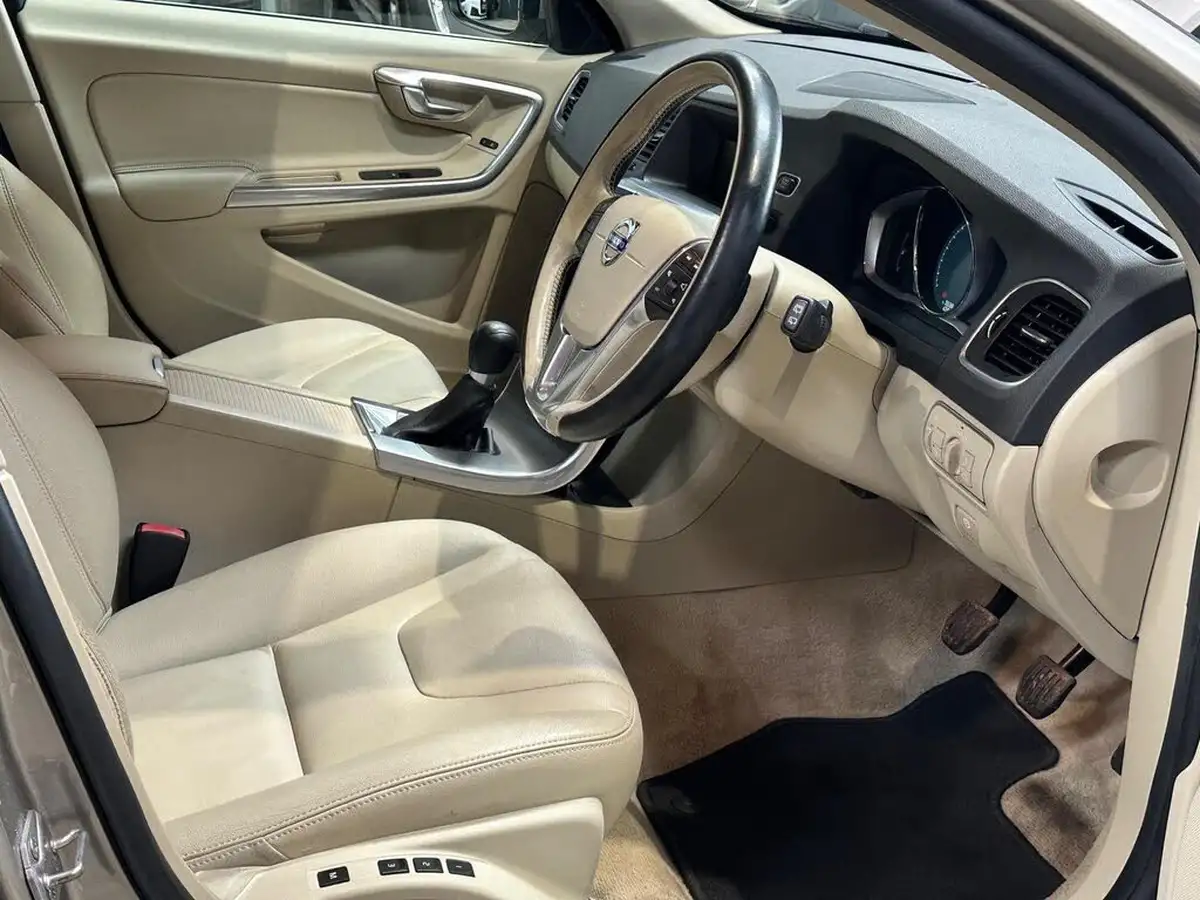 2014-volvo-v60-16td-d2-se-lux-big-18