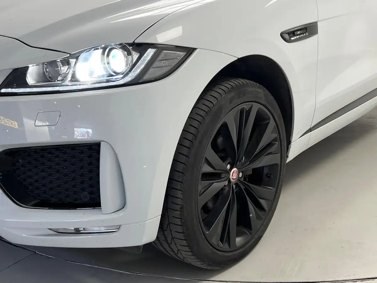 2020-jaguar-f-pace-20i-chequered-flag-big-15