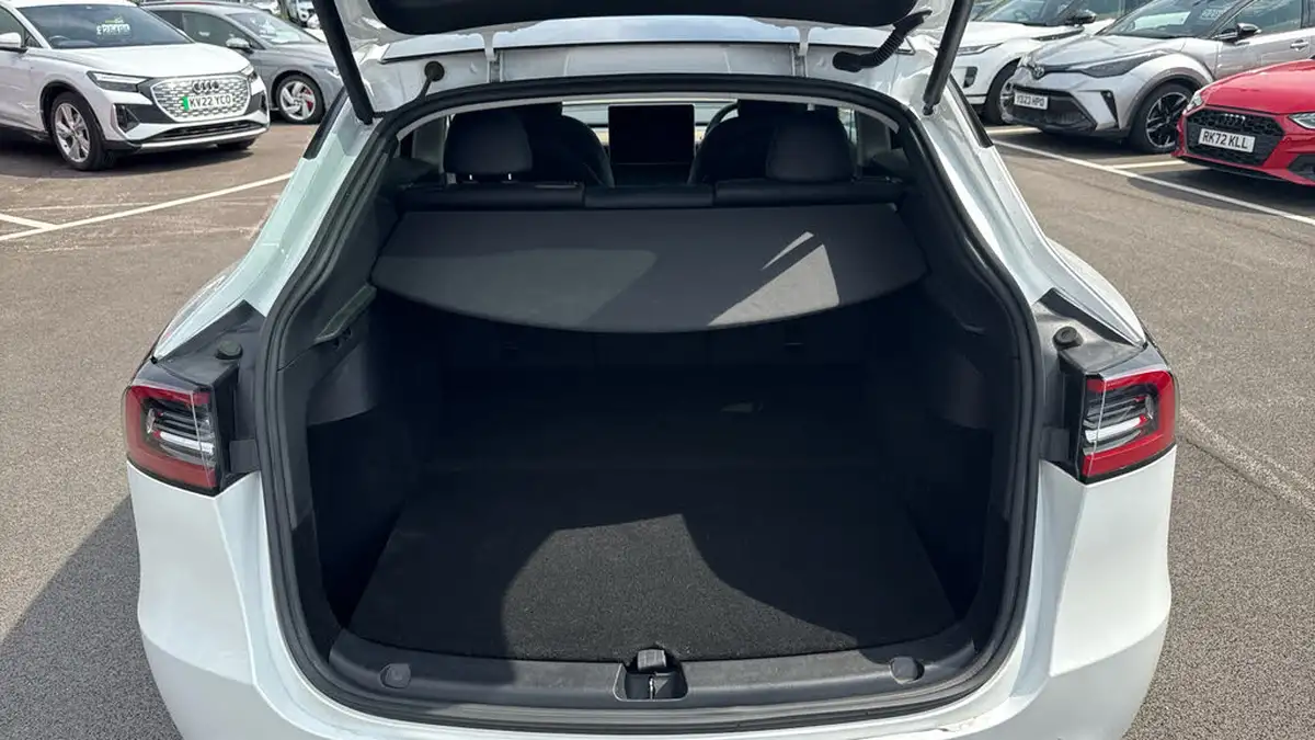 2022-tesla-model-y-e-long-range-big-14