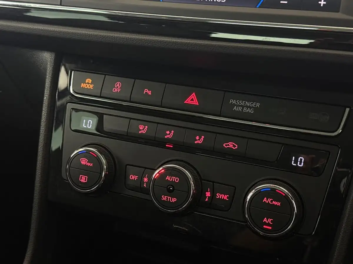 2019-seat-leon-20-tsi-fr-hatchback-big-39