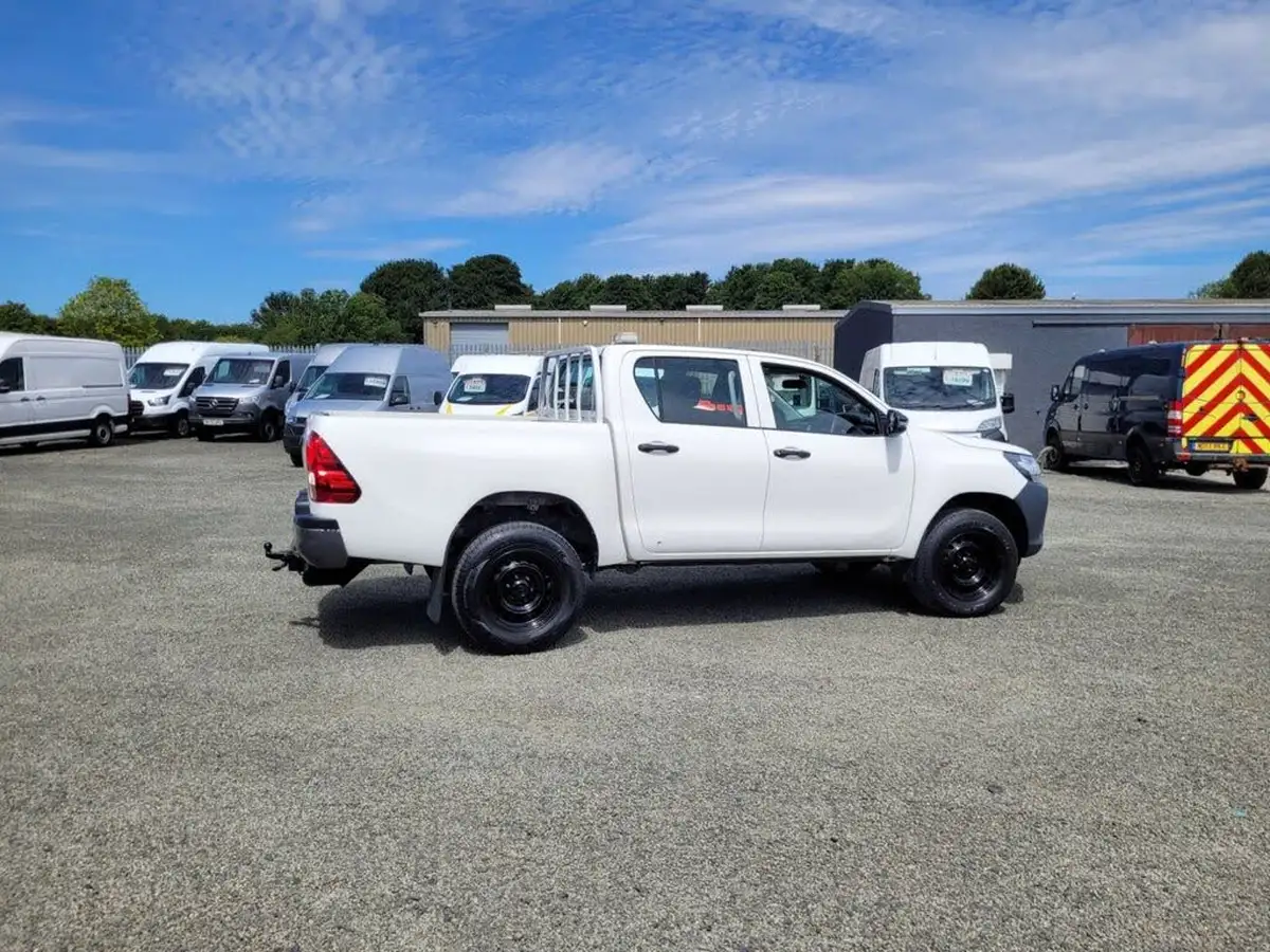 2019-toyota-hi-lux-24d-4d-active-150hpeu6dt-e-35t-double-pick-up-big-1