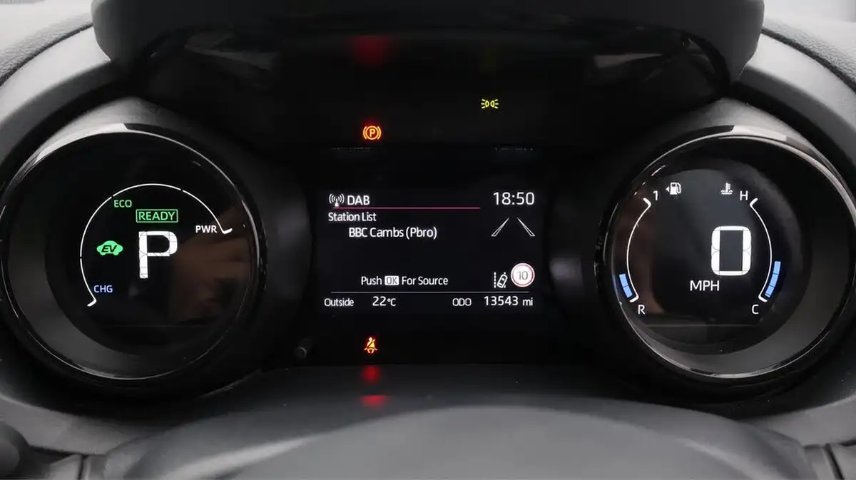 2022-toyota-yaris-15-vvt-i-excel-big-10