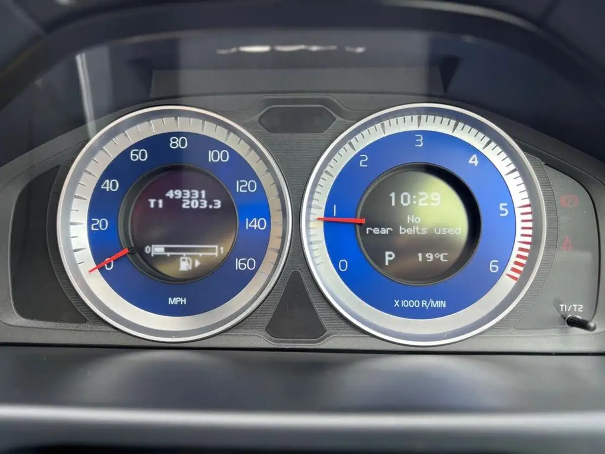 2013-volvo-v70-16td-d2-r-design-big-30