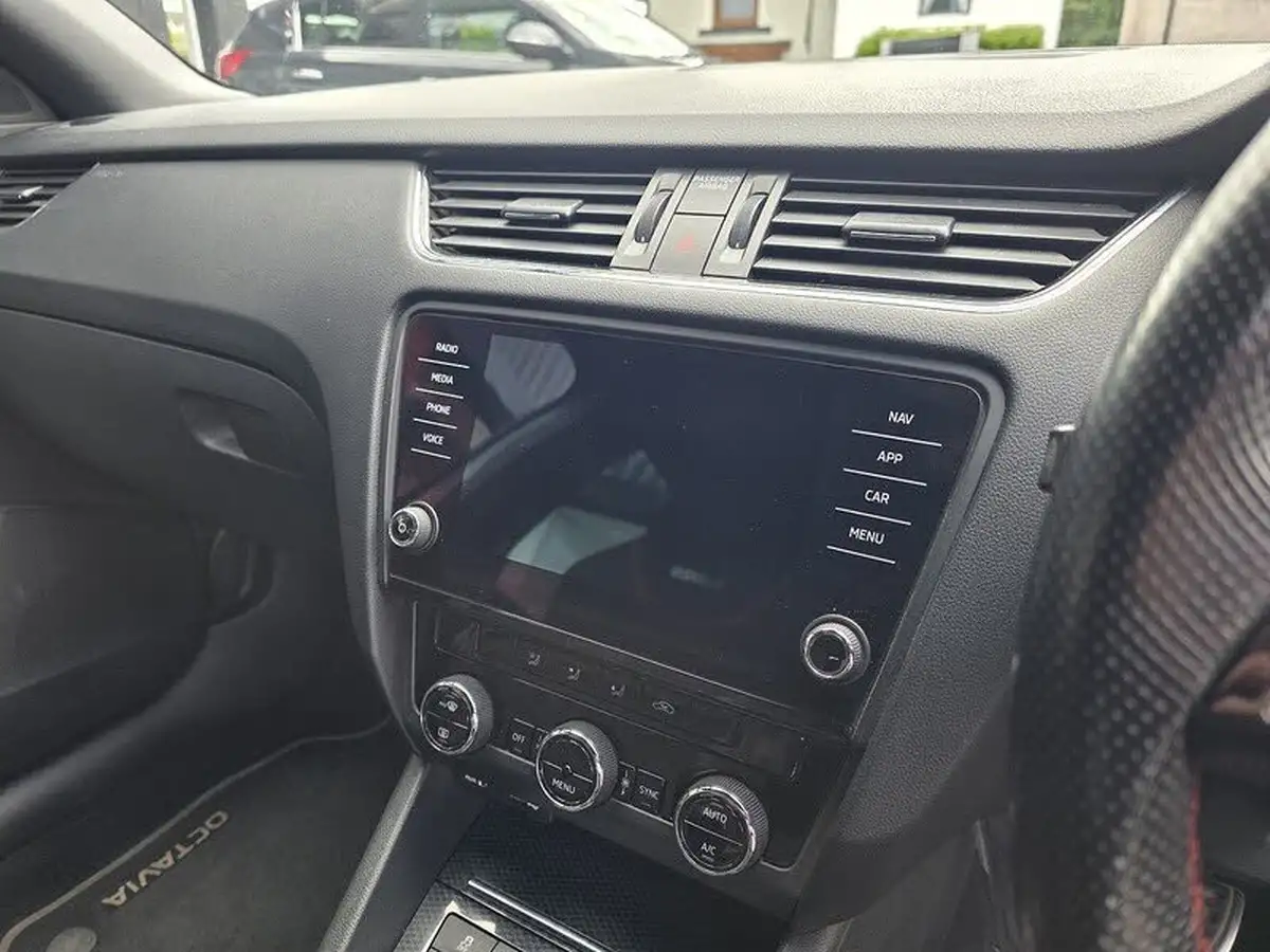 2017-skoda-octavia-20tdi-vrs-estate-big-14