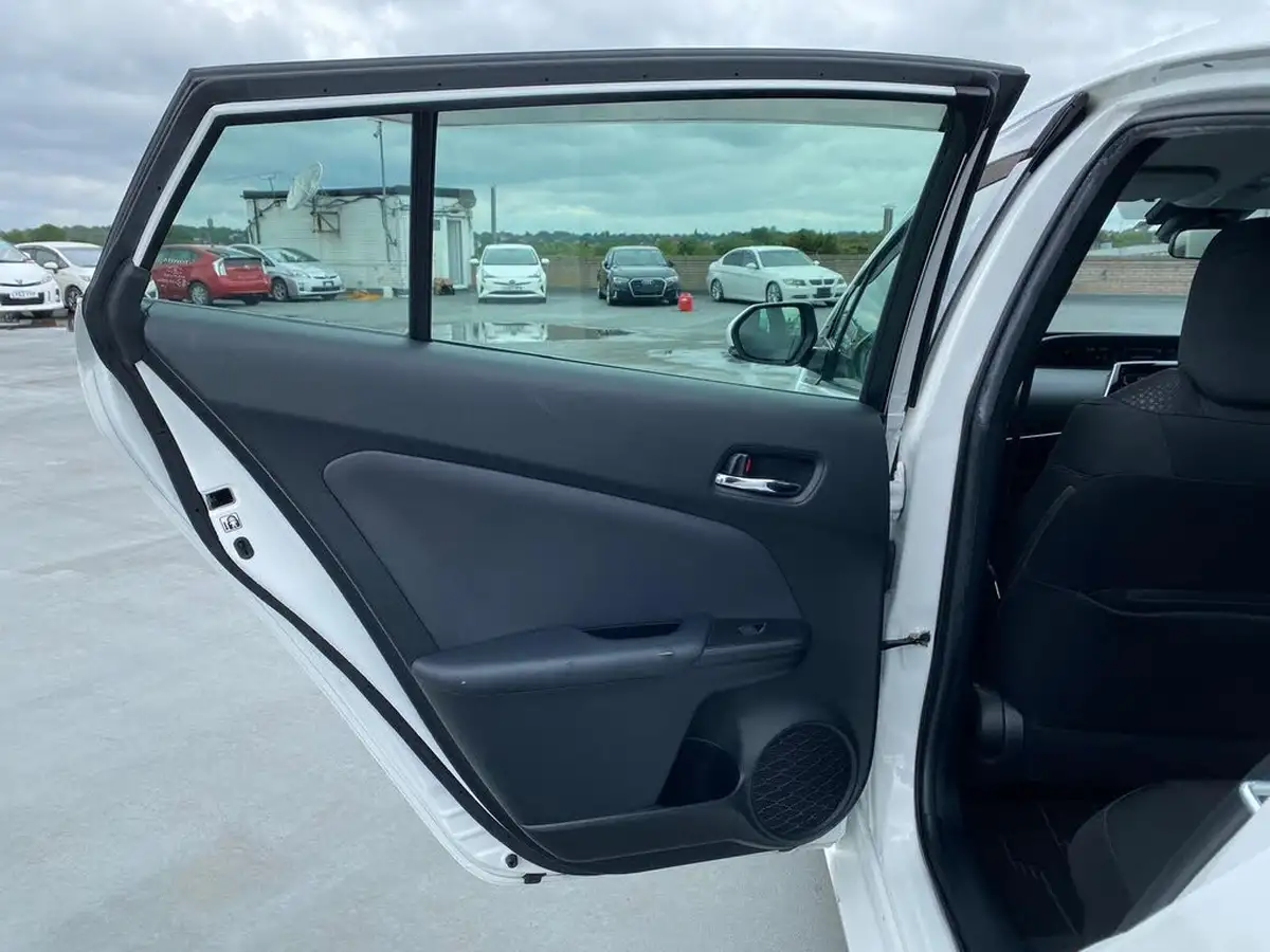 2019-toyota-prius-big-43