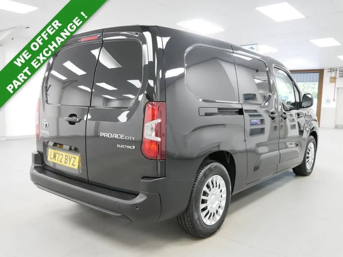 2022-toyota-proace-city-e-icon-l2-big-11