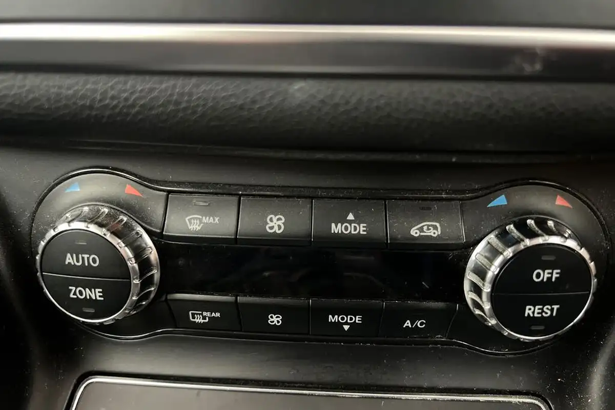 2018-mercedes-benz-gla-class-16-gla-200-amg-line-154bhp-big-13