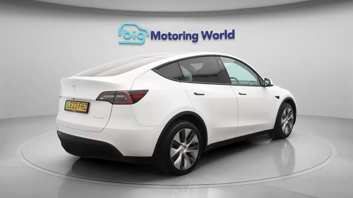 2023-tesla-model-y-e-long-range-big-7