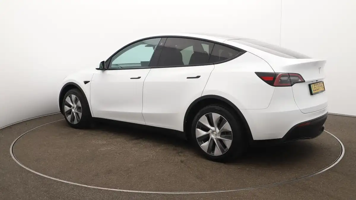 2023-tesla-model-y-e-long-range-big-35