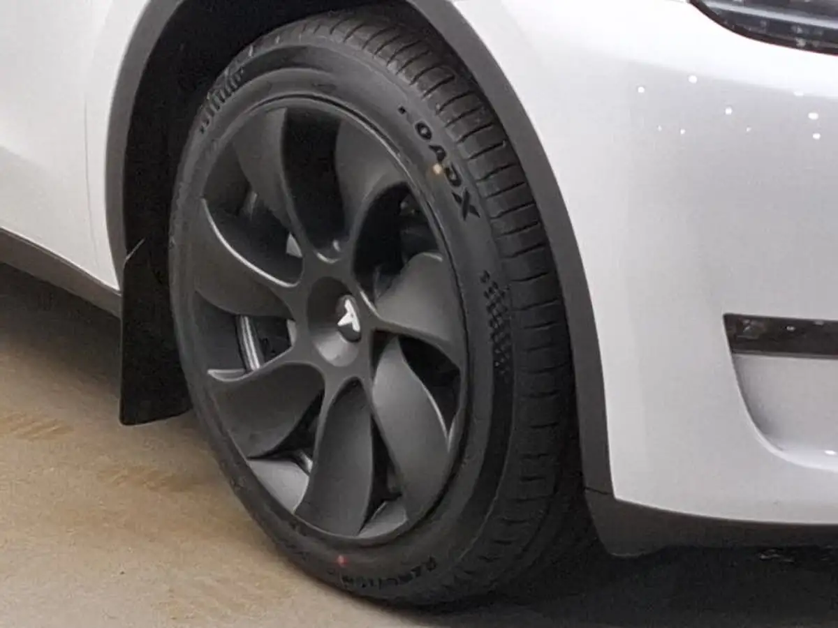 2023-tesla-model-y-e-long-range-big-8