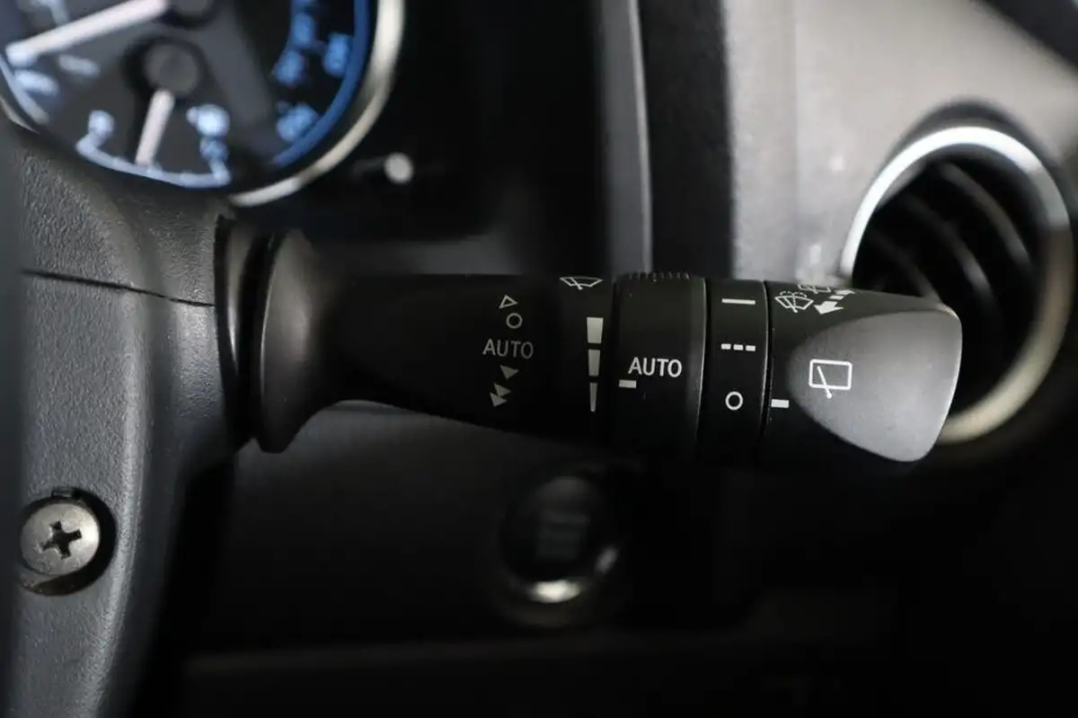 2014-toyota-auris-16-excel-hatchback-multidrive-s-big-22