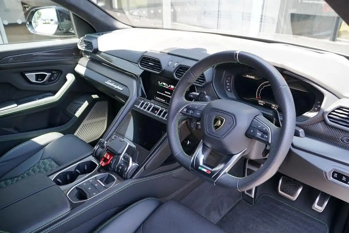 2023-lamborghini-urus-40-no-trim-big-10