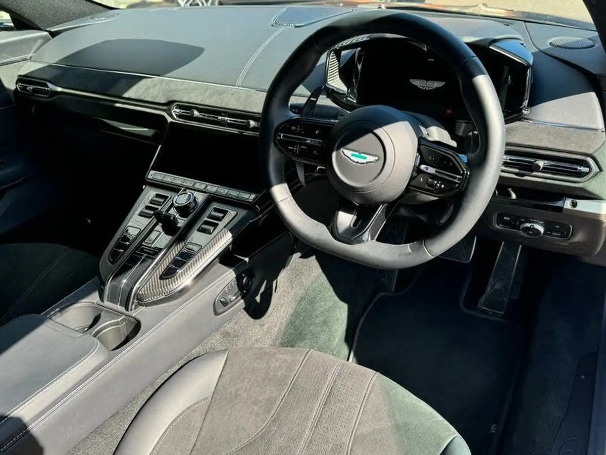 2024-aston-martin-vantage-big-2
