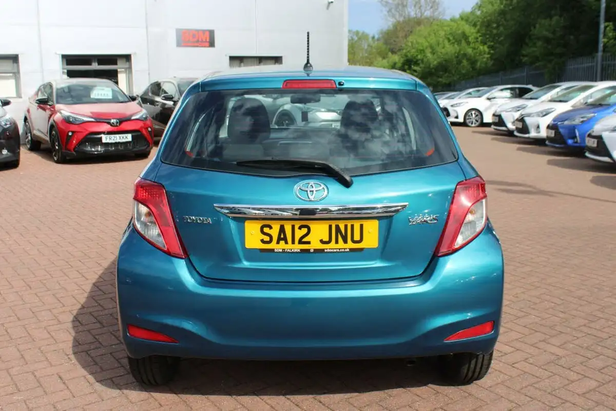2012-toyota-yaris-133-tr-vvt-i-5d-big-6