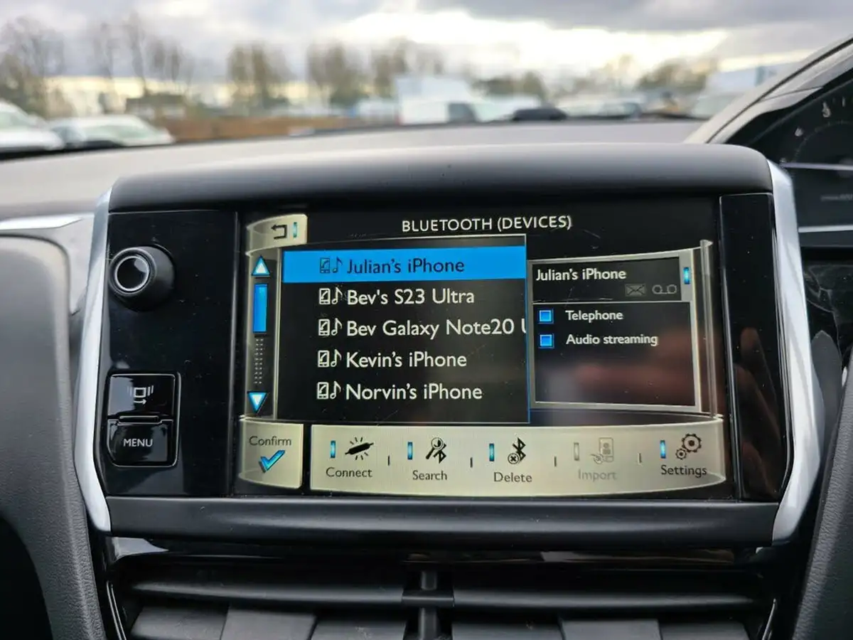 2014-peugeot-208-12-allure-ss-5d-egc-big-38