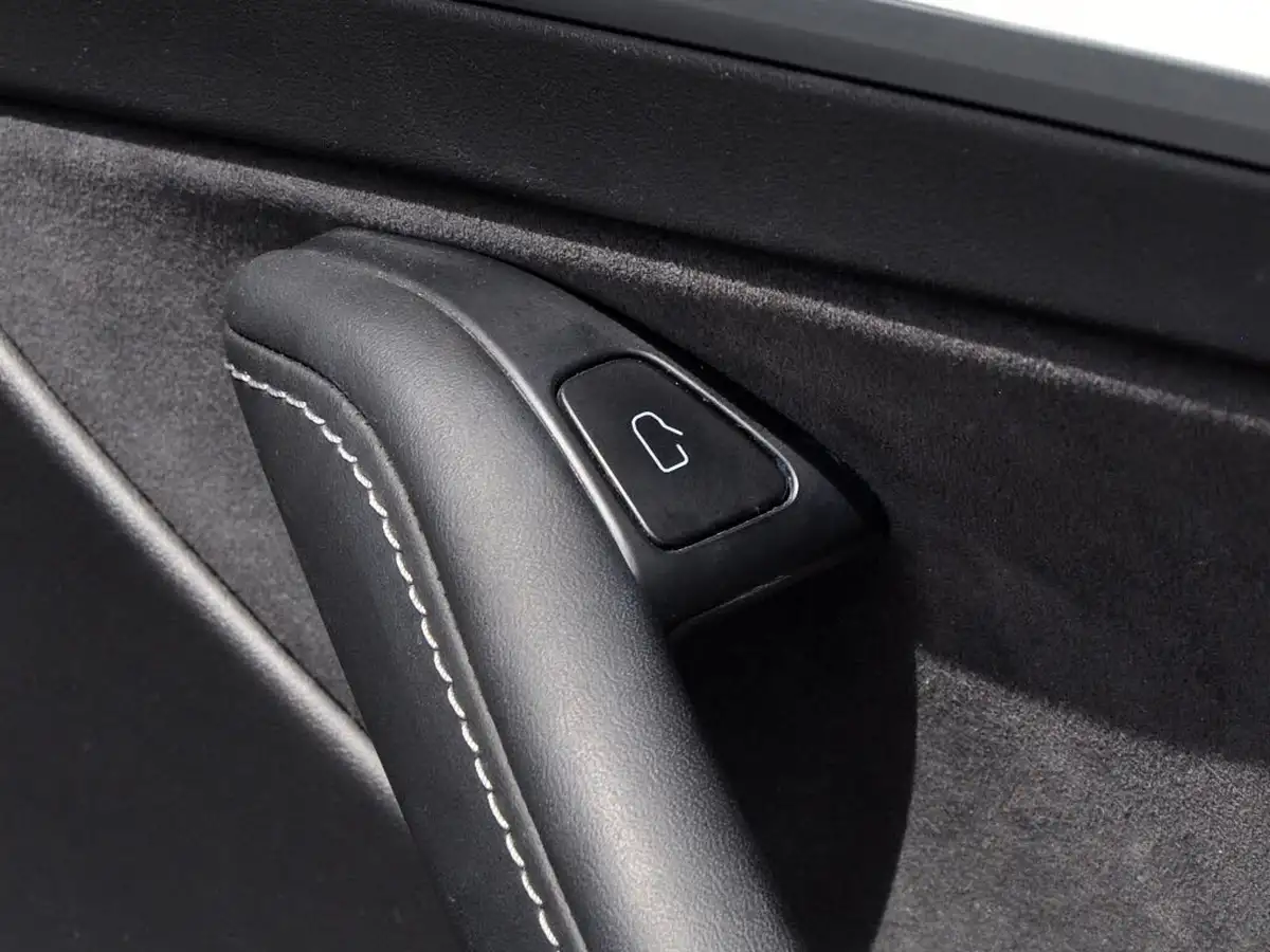 2022-tesla-model-y-e-long-range-big-49