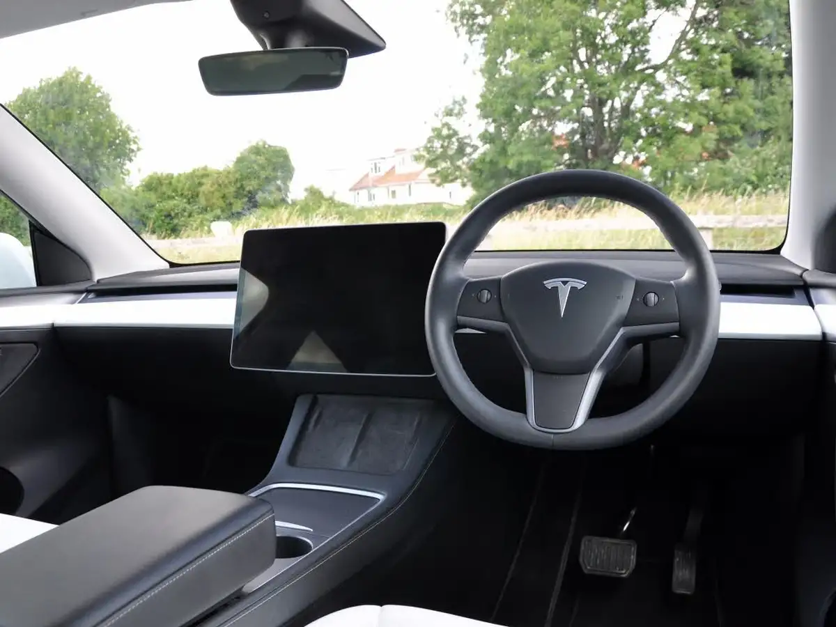 2022-tesla-model-y-e-long-range-big-1