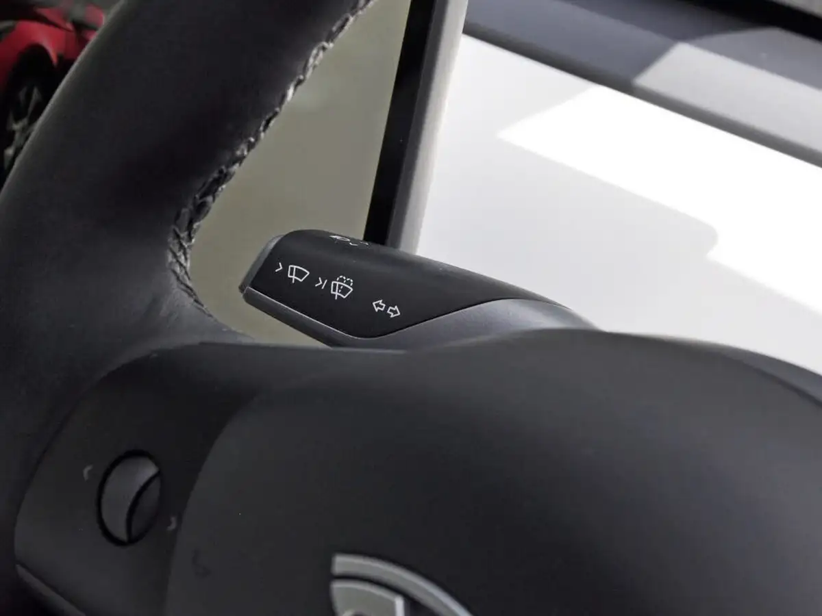 2022-tesla-model-y-e-long-range-big-25
