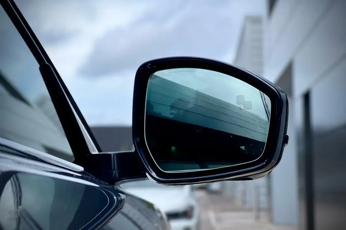 2021-land-rover-range-rover-velar-big-13