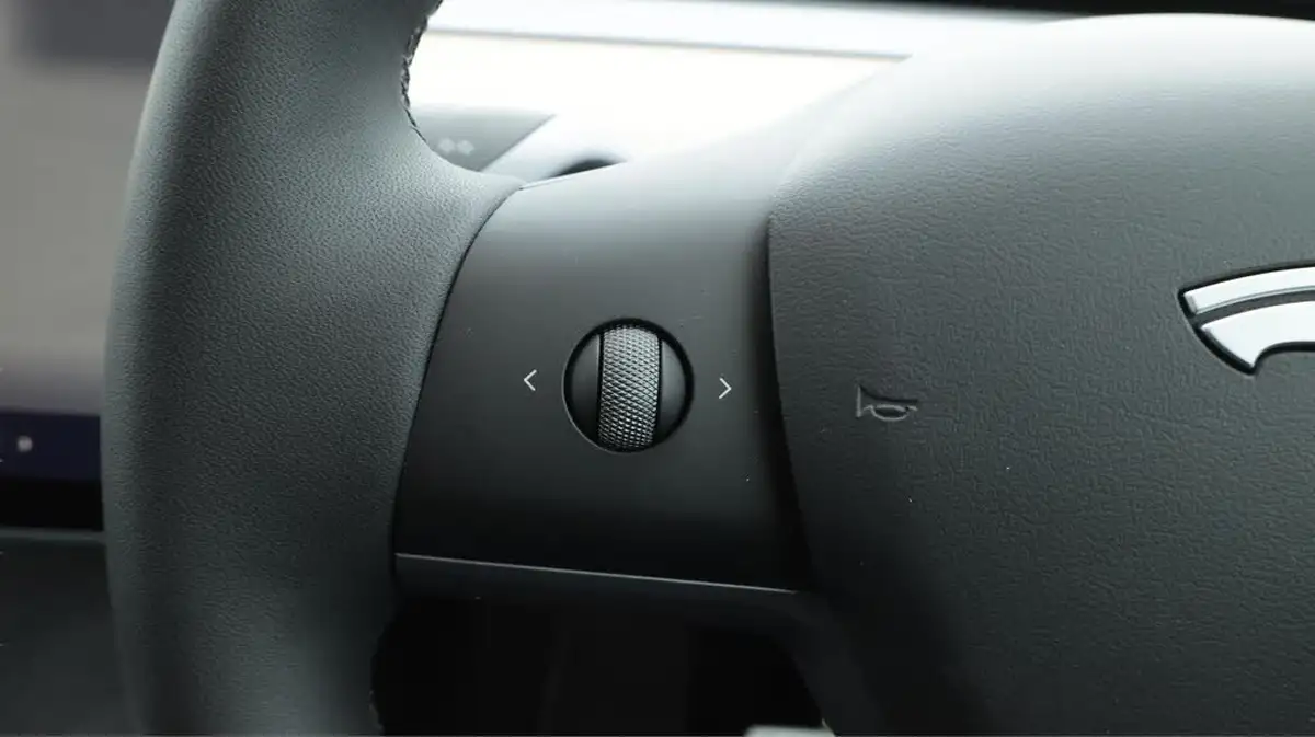 2024-tesla-model-y-e-performance-big-23