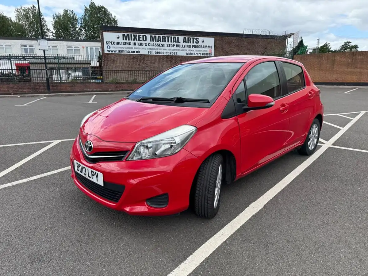 2013-toyota-yaris-133-tr-vvt-i-5d-big-2
