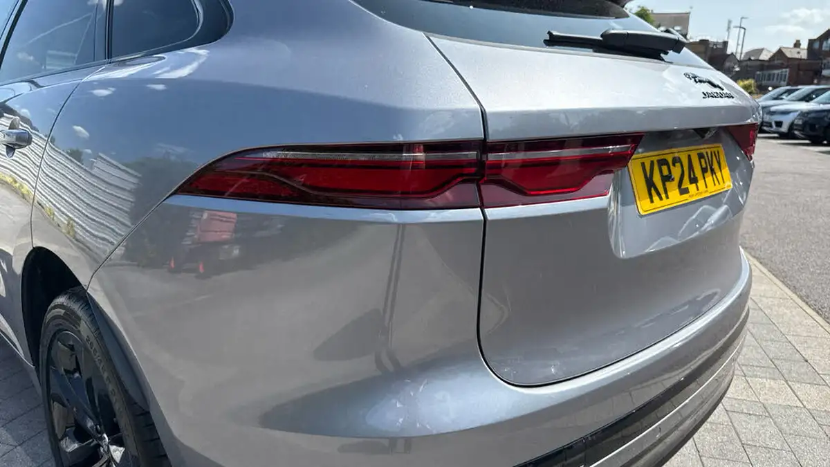 2024-jaguar-f-pace-20-d200-r-dynamic-hse-black-big-18