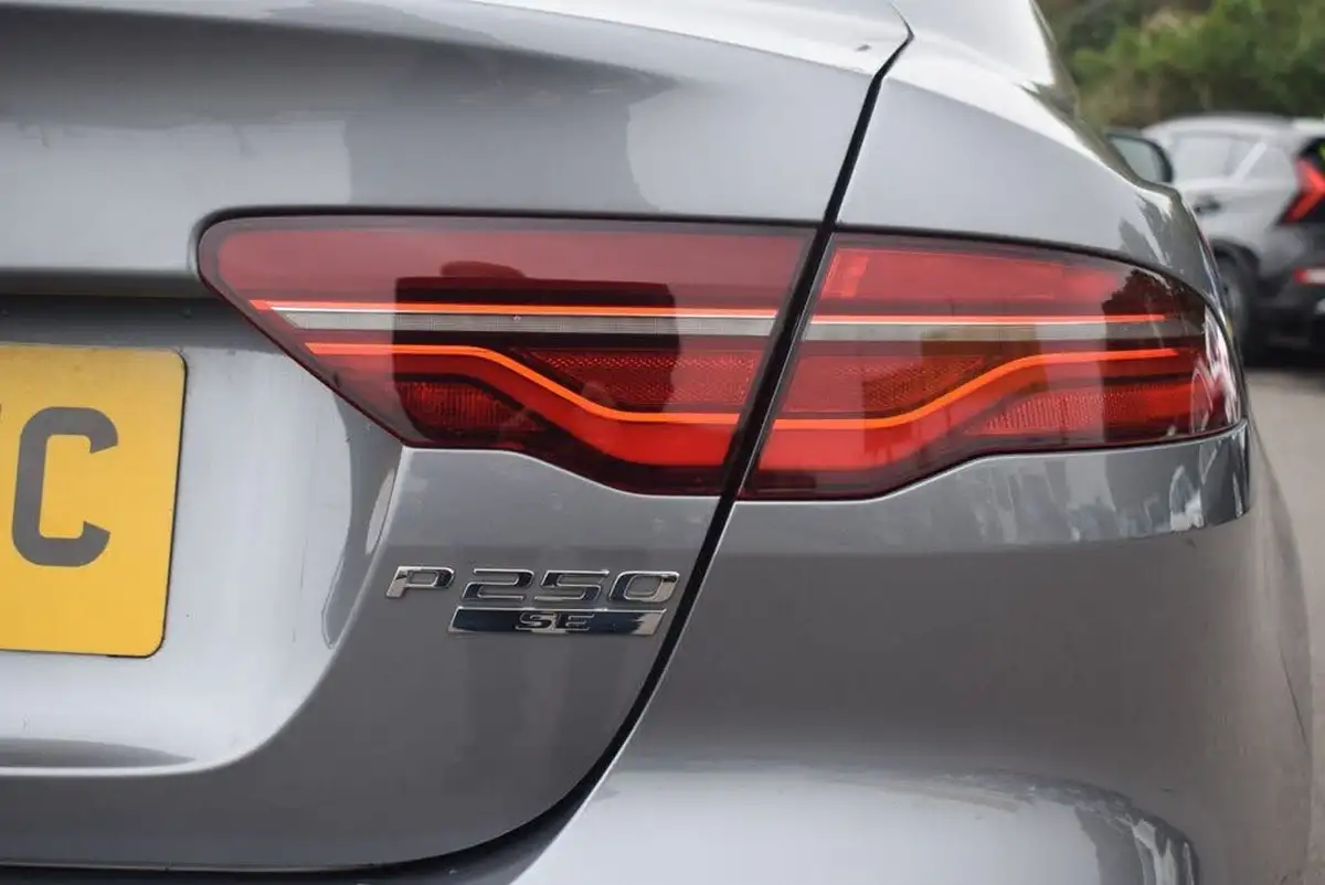 2019-jaguar-xe-20i-se-250ps-big-15
